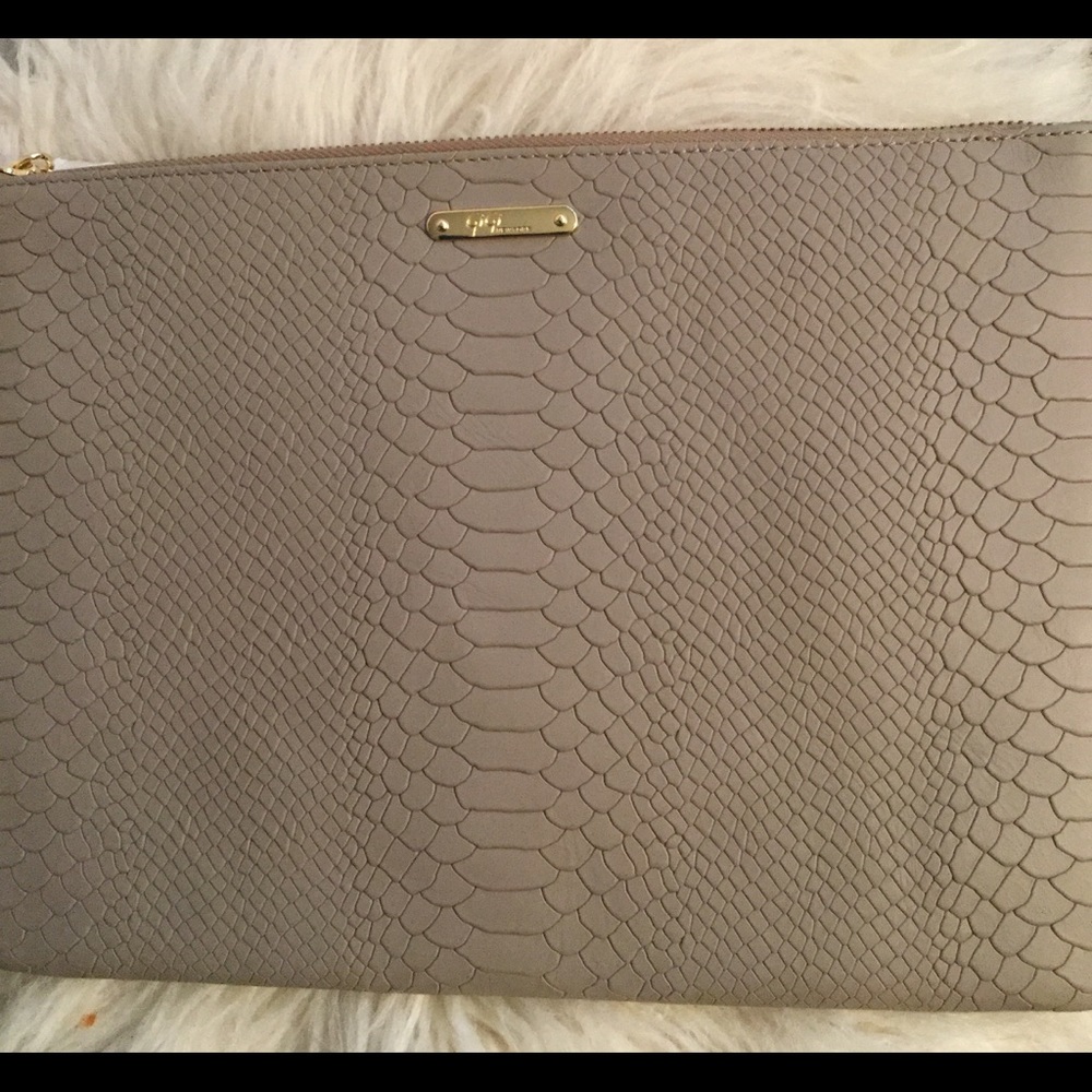Gigi New York Uber Clutch